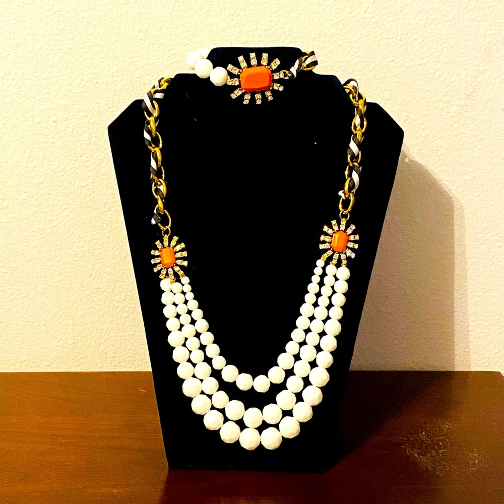 Plunder necklace and bracelet set.